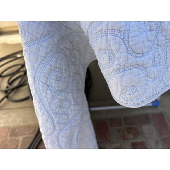 TAHARI HOME QUEEN REVERSIBLE COVERLET QUILT Light Blue swirling patterns Cotton - Picture 4 of 7